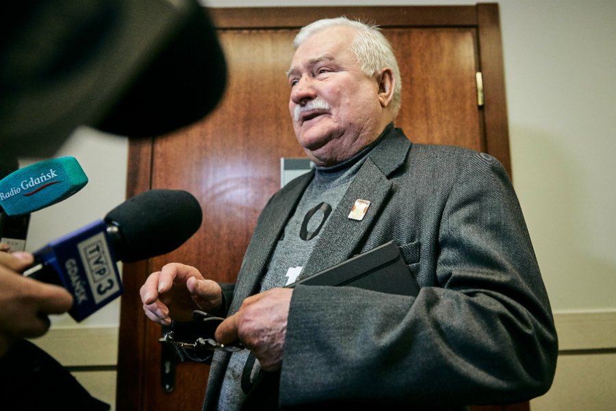 Weronika Klawonn, która prowadziła rozprawę z udziałem Lecha Wałęsy i Jarosława Kaczyńskiego, miała być wcześniej widywana w koszulce z napisem Konstytucja.