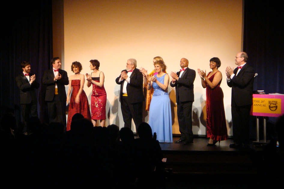 Ceremonia przyznania Złotych Malin w 2009 roku. Starszy mężczyzna pośrodku, we fraku i czerwonej muszce, to John Wilson - twórca gali.