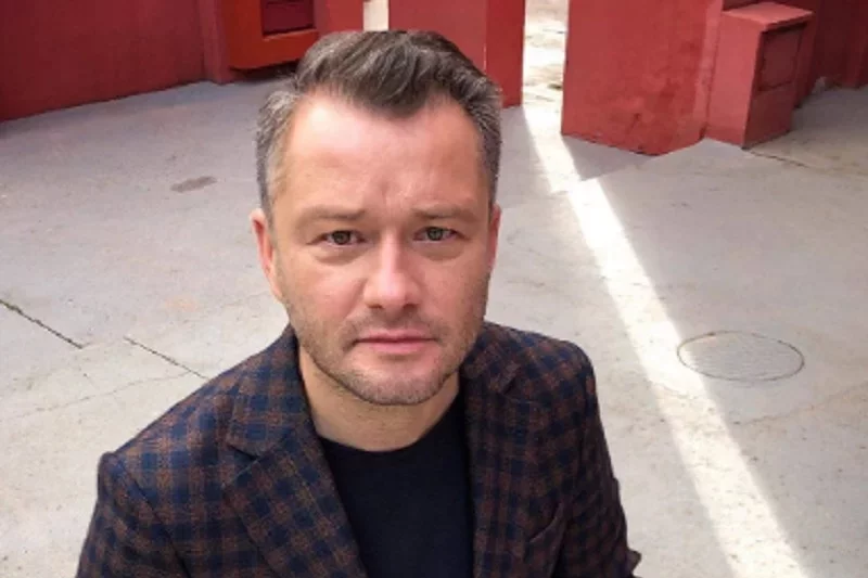 Jarosław Kuźniar za pośrednictwem Twittera napisał, że Telewizja Polska zwróciła się do niego z propozycją współpracy w zakresie tworzenia podcastów.