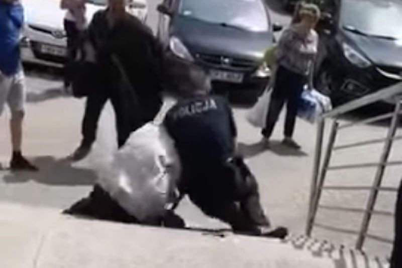 Próba zatrzymania 32-latka w Busku-Zdroju. Mężczyzna zaatakował policjanta nożem.