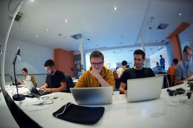 Dynamiczne zmiany w komunikacji marketingowej wymagają szybkiego dostosowania się.