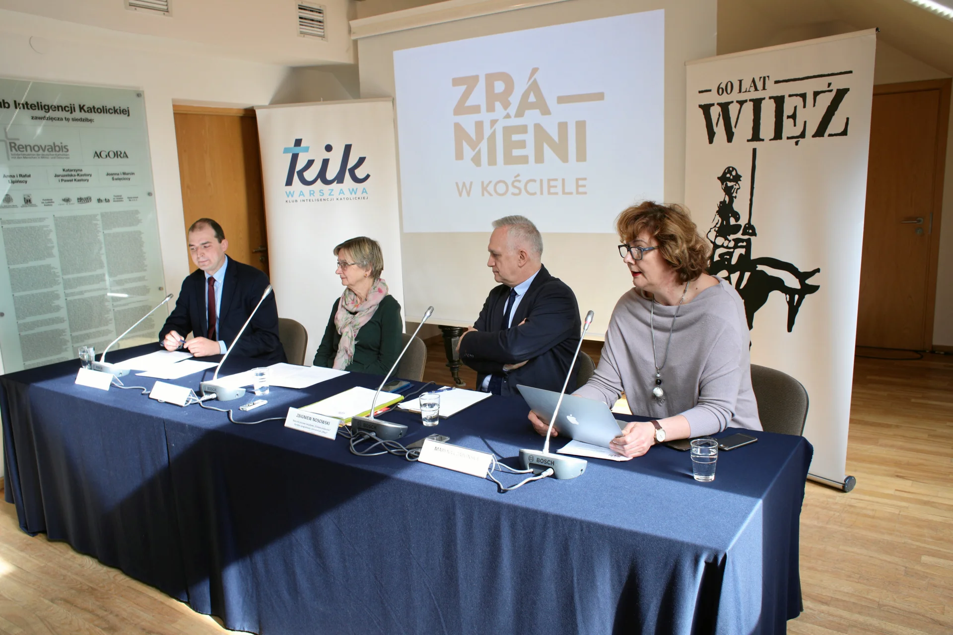 Klub Inteligencji Katolickiej, od lewej prezes KIK Warszawa Jakub Kiersnowski, prezes Fundacji Pomocy Psychologicznej Pracownia Dialogu dr Barbara Smolińska, rzecznik inicjatywy "Zranieni w Kościele" Zbigniew Nosowski i Maryna Czaplińska z KIK.