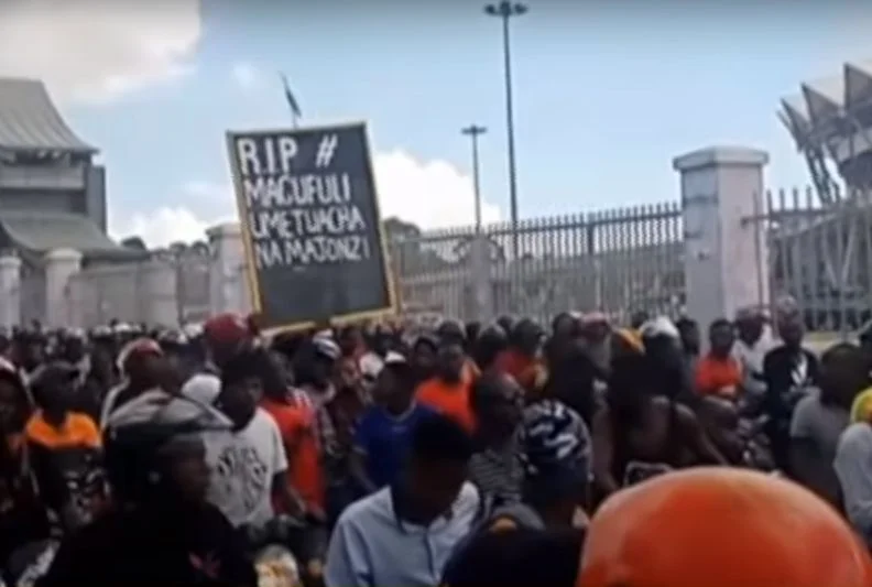Panika na pogrzebie prezydenta Tanzanii. Kilkadziesiąt osób straciło życie.