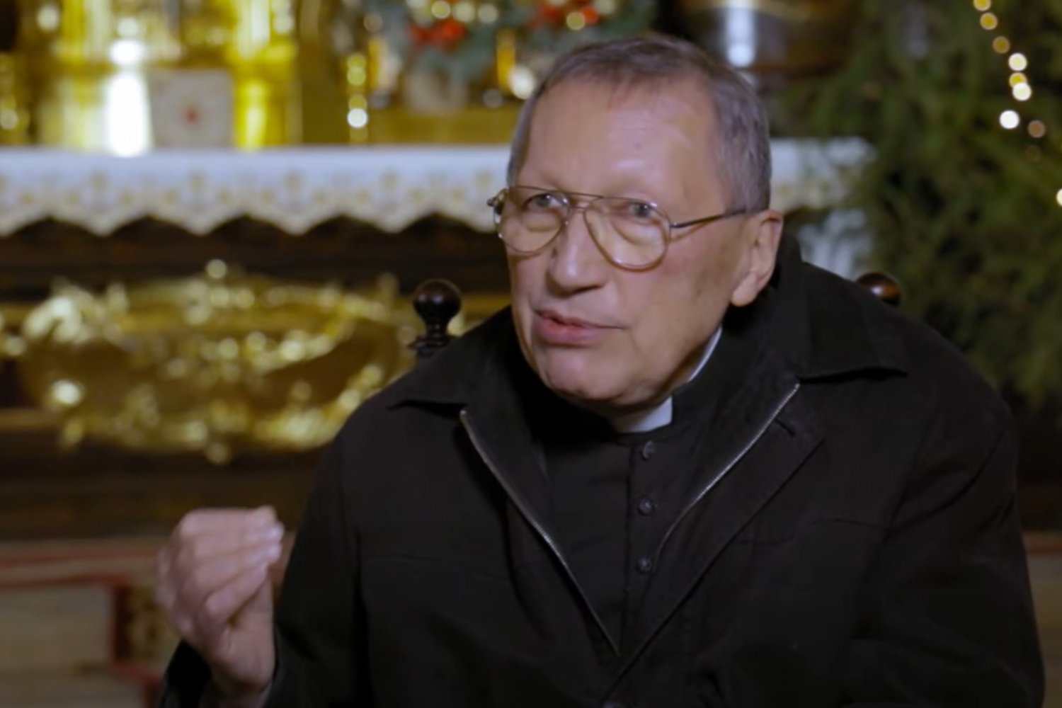 Kontrowersyjny ksiądz skomentował damską modę.