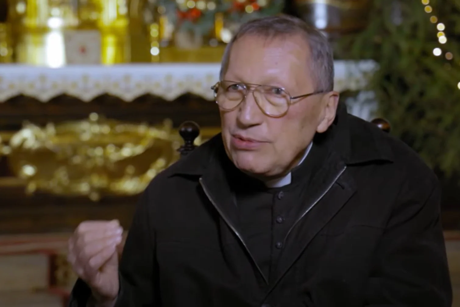 Kontrowersyjny ksiądz skomentował damską modę.