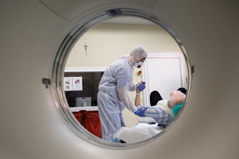 Ekspert o tym, dlaczego covid-19 to tak przebiegła choroba.