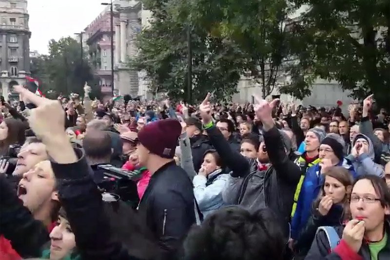 Tysiące Węgrów przyszło dziś pod gmach parlamentu, by wybuczeć premiera Viktora Orbana i pokazać mu środkowy palec. Po latach apatii, działania węgierskiej opozycji są coraz bardziej zdecydowane.