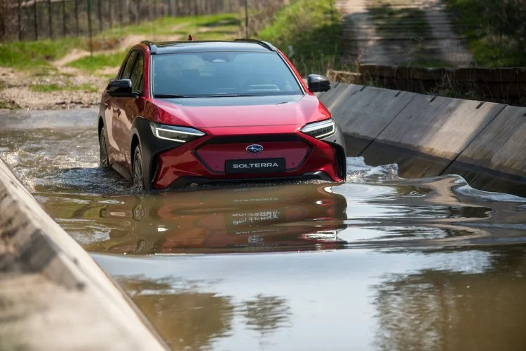 Subaru Solterra to pierwszy elektryczny model marki. Sprawdziliśmy, jak jeździ po asfalcie, a także w terenie.