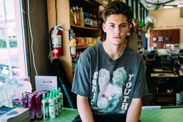 Przynieś ze strychu koszulki z liceum i nie wstydź się w nich chodzić.