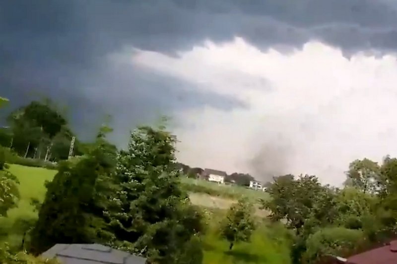 Trąba powietrzna zniszczyła ponad 20 budynków we wsi Kaniów.