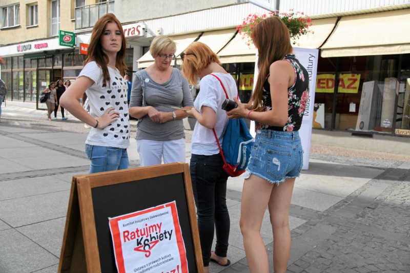 W Warszawie zaatakowano aktywistów zbierających podpisy pod projektem Ratujmy Kobiety. Na zdjęciu zbiórka podpisów we Wrocławiu.