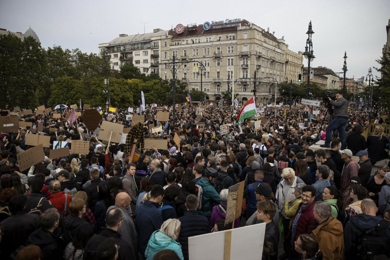 Wielotysięczny tłum protestujących Węgrów na ulicach Budapesztu