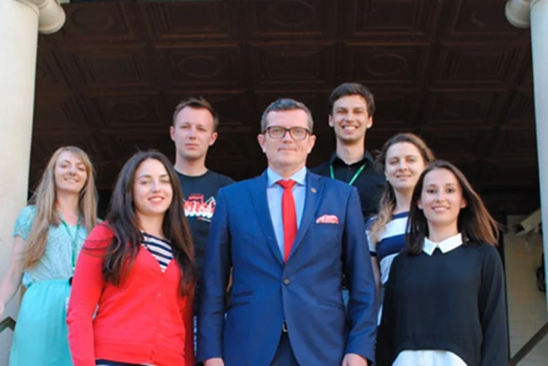 Marcin Bosacki jako ambasador Polski w Kanadzie spotykał się nie tylko z Polonią, zapraszał również Ukraińców. Niedawne spalenie flagi Ukrainy ocenia jednoznacznie. Podobnie brak reakcji na takie poczynania ministrów Waszczykowskiego i Błaszczaka.