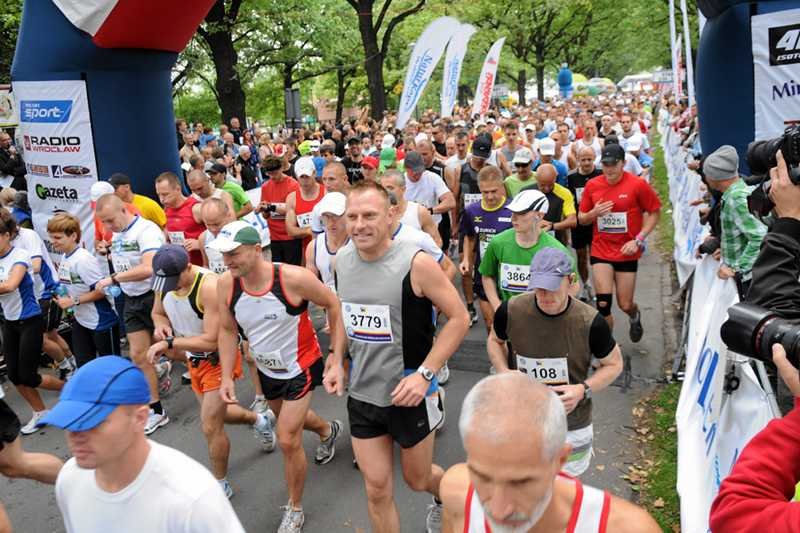 Zawodnicy na starcie tegorocznego maratonu we Wrocławiu.