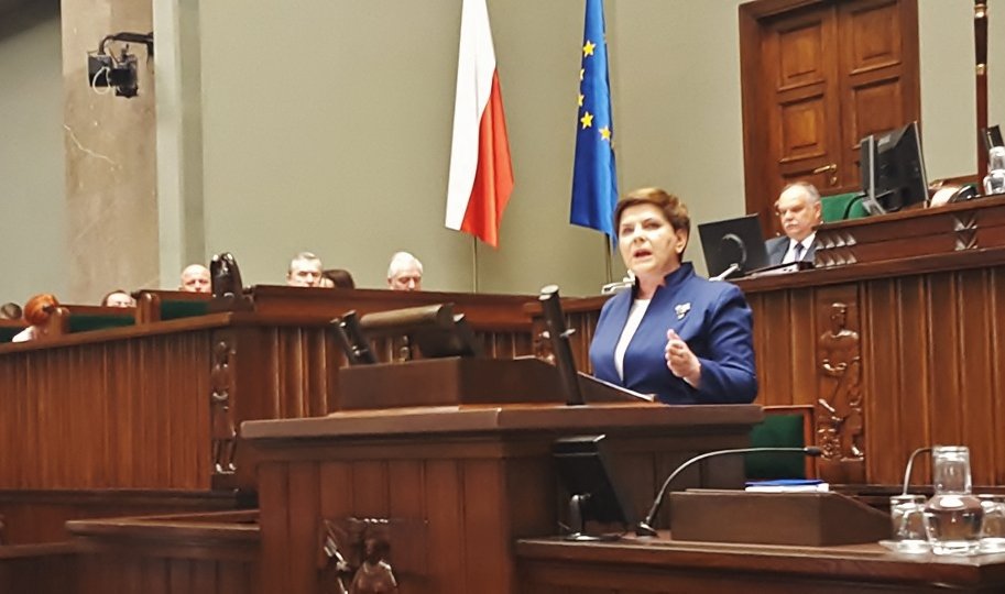 Rząd B. Szydło ma dwa tygodnie na zastosowanie się do negatywnej opinii KE.