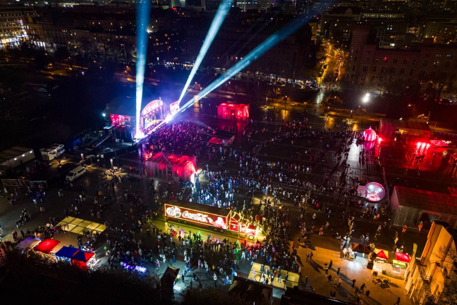 Coca-Cola odkrywa wewnętrznego Mikołaja oraz zachęca do dzielenia się dobrem i życzliwością. Marka odwiedziła kultową ciężarówką wybrane miasta.