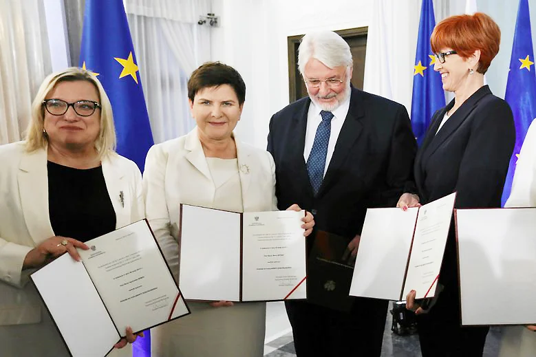 Europosłowie prawicy odbierają swoje zaświadczenia o wyborze. Na tym unijne sukcesy PiS się zakończyły.