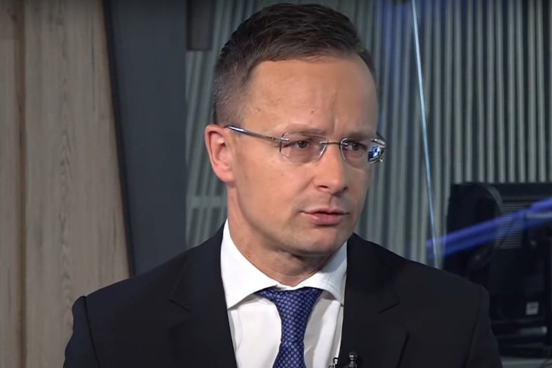 Szef MSZ Węgier proponuje, by V4 miała własne "paszporty covidowe".