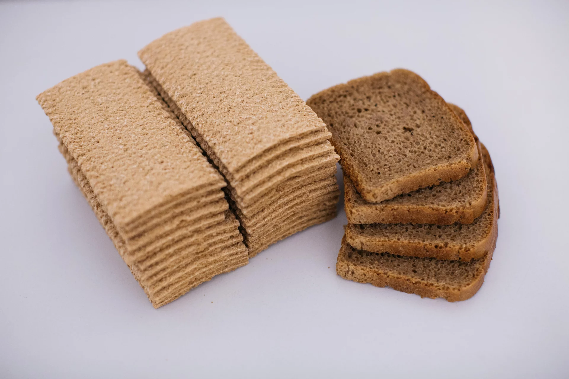 100 g pieczywa lekkiego to 366 kcal. Obok zwykły chleb razowy, który w 100 g ma 220 kcal.