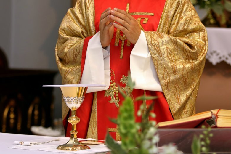 Prokuratura zatrzymała 44-księdza. Duchowny podejrzany jest o molestowanie dwóch 17-latek.