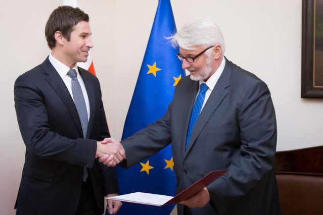 Firma, w zarządzie której jest Robert Grey, były wiceszef MSZ, dostała od państwa 24 mln zł.