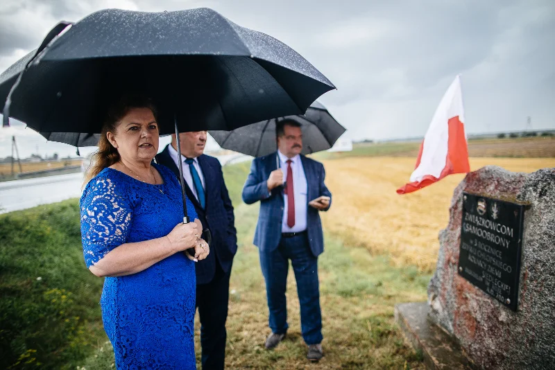 Kamień postawiony w trzecią rocznicę blokad rolniczych został zdewastowany przez chuliganów.