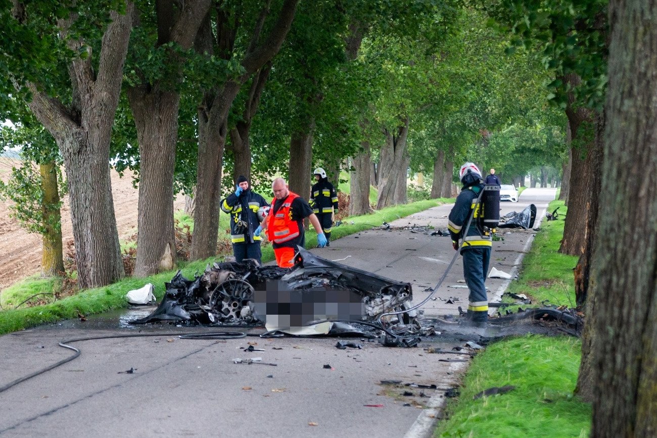 Na drodze numer 643 około pół kilometra od krajowej "szesnastki" doszło do tragicznego wypadku, w którym zginęły dwie osoby.