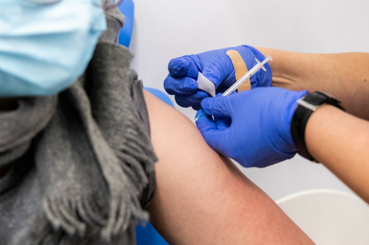 Polacy nadal nie są w większości zwolennikami szczepień przeciw COVD-19.