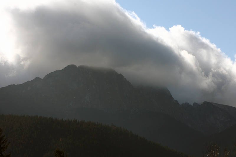 Spiętrzenie chmur zwiastujące nadejście halnego w Tatrach