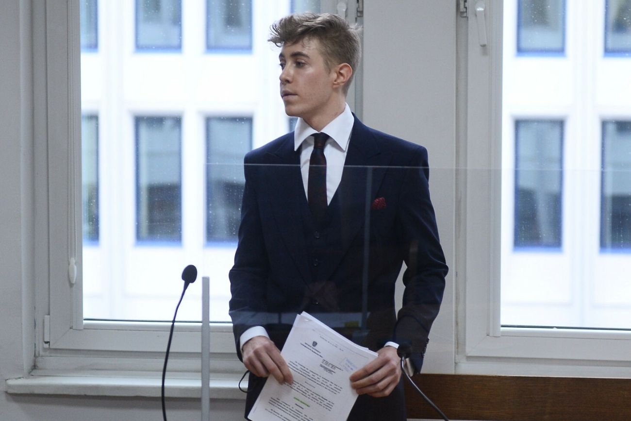 Piotr Kaszubski na sali sądowej.