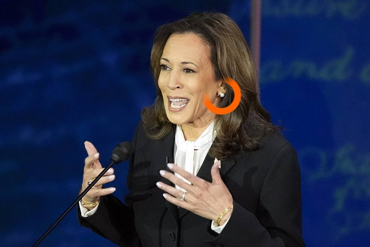 Kamala Harris podczas debaty z Donaldem Trumpem. Na zdjęciu zaznaczono szczególnie ucho polityczki z widocznym kolczykiem.