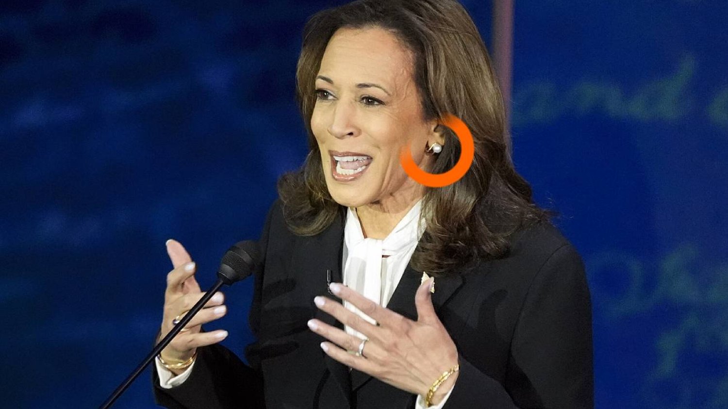 Kamala Harris podczas debaty z Donaldem Trumpem. Na zdjęciu zaznaczono szczególnie ucho polityczki z widocznym kolczykiem.