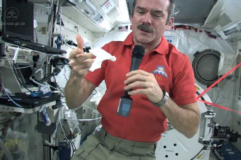 Chris Hadfield przedstawia internautom eksperymenty pokazujące tajniki życia na Międzynarodowej Stacji Kosmicznej.
