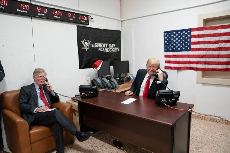 Administracja Donalda Trumpa chce zablokować książkę Johna Bolton, byłego doradca prezydenta USA. Na zdjęciu – obaj podczas rozmowy z premierem Iraku w 2018 roku.