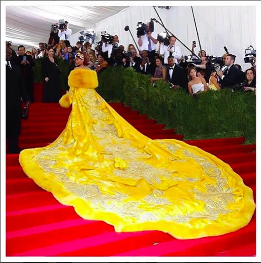 Rihanna podczas gali była ubrana w płaszcz, który złośliwym przypominał omlet