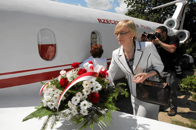 Sanktuarium w Kalkowie. Wdowa po Przemysławie Gosiewskim –
Beata podczas uroczystości odsłonięcia betonowej makiety TU - 154 M