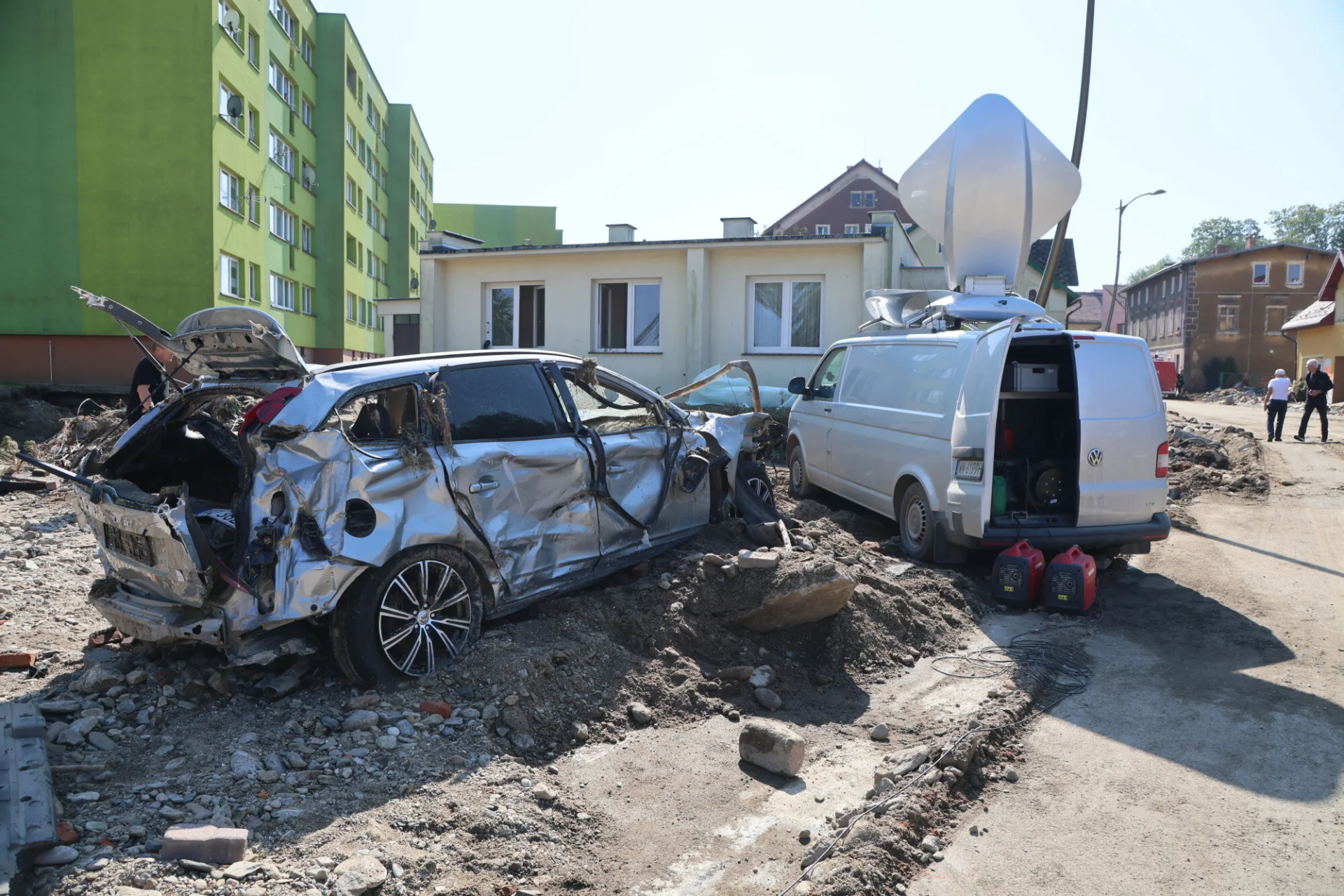 Strażacy wyciągają wraki samochodów z trudno dostępnych miejsc. Strażacy wyciągają wraki samochodów z trudno dostępnych miejsc.