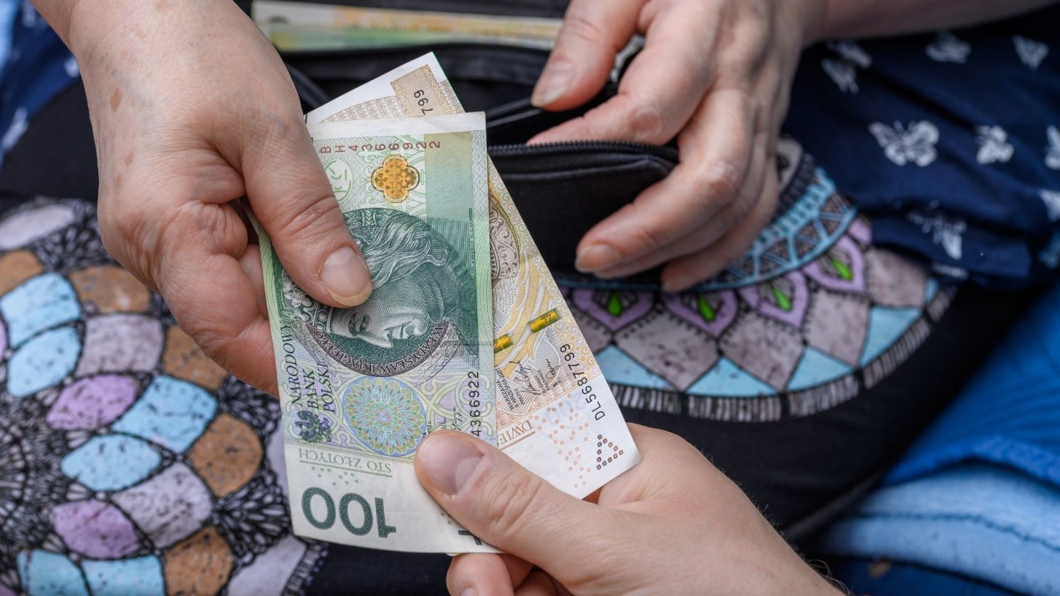 ZUS przeliczy emerytury na nowo. Seniorzy dostaną nawet kilkaset złotych więcej ZUS przeliczy emerytury na nowo. Seniorzy zyskają nawet kilkaset złotych