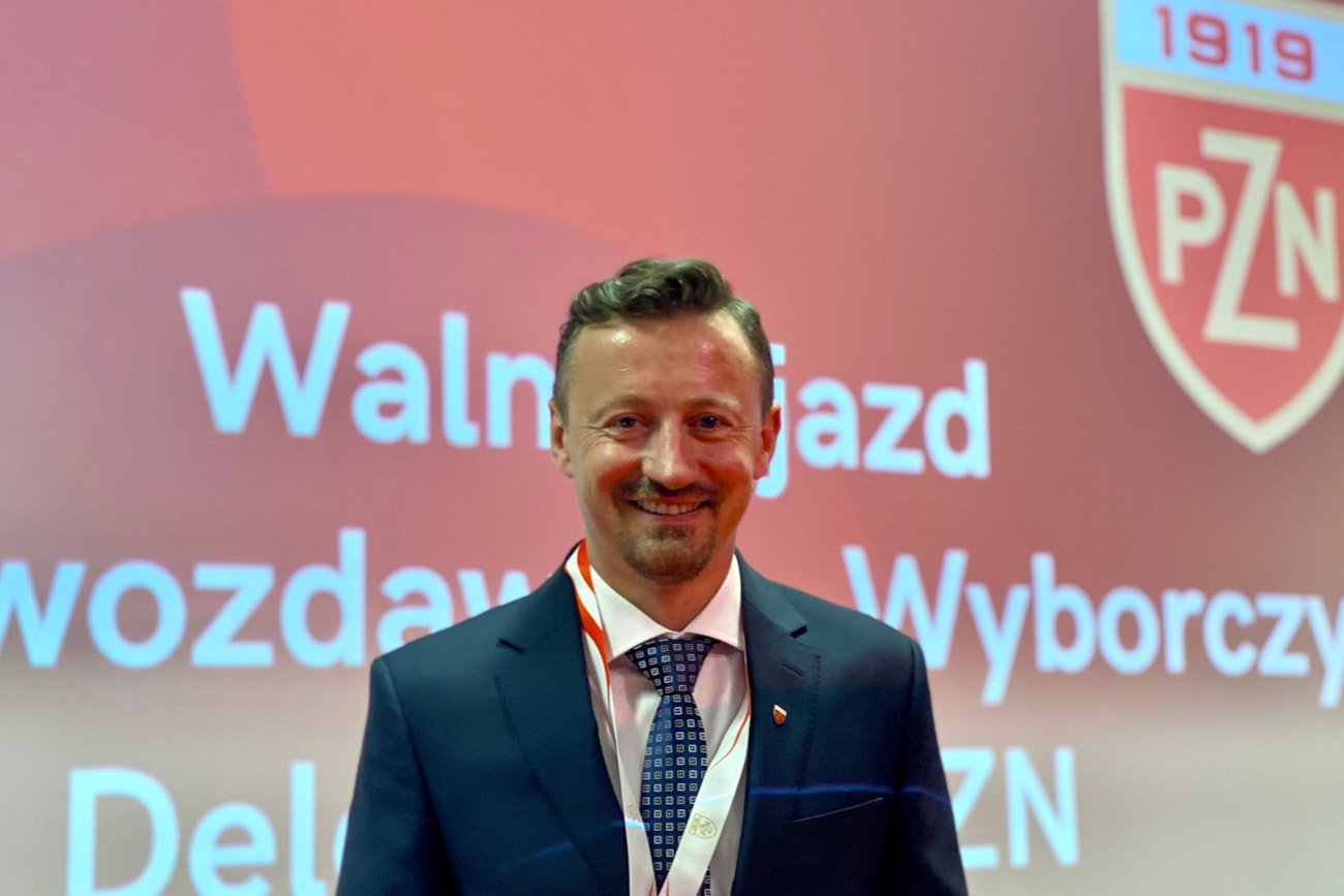 Adam Małysz po 16 latach zamienił na stanowisku szefa Polskiego Związku Narciarskiego Apoloniusza Tajnera.