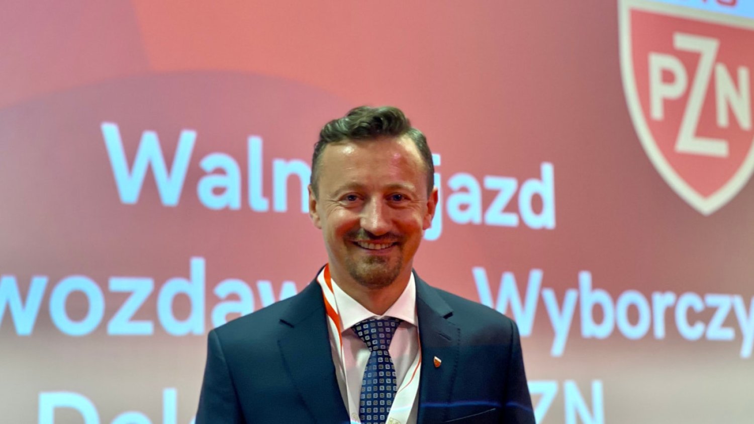 Adam Małysz po 16 latach zamienił na stanowisku szefa Polskiego Związku Narciarskiego Apoloniusza Tajnera.