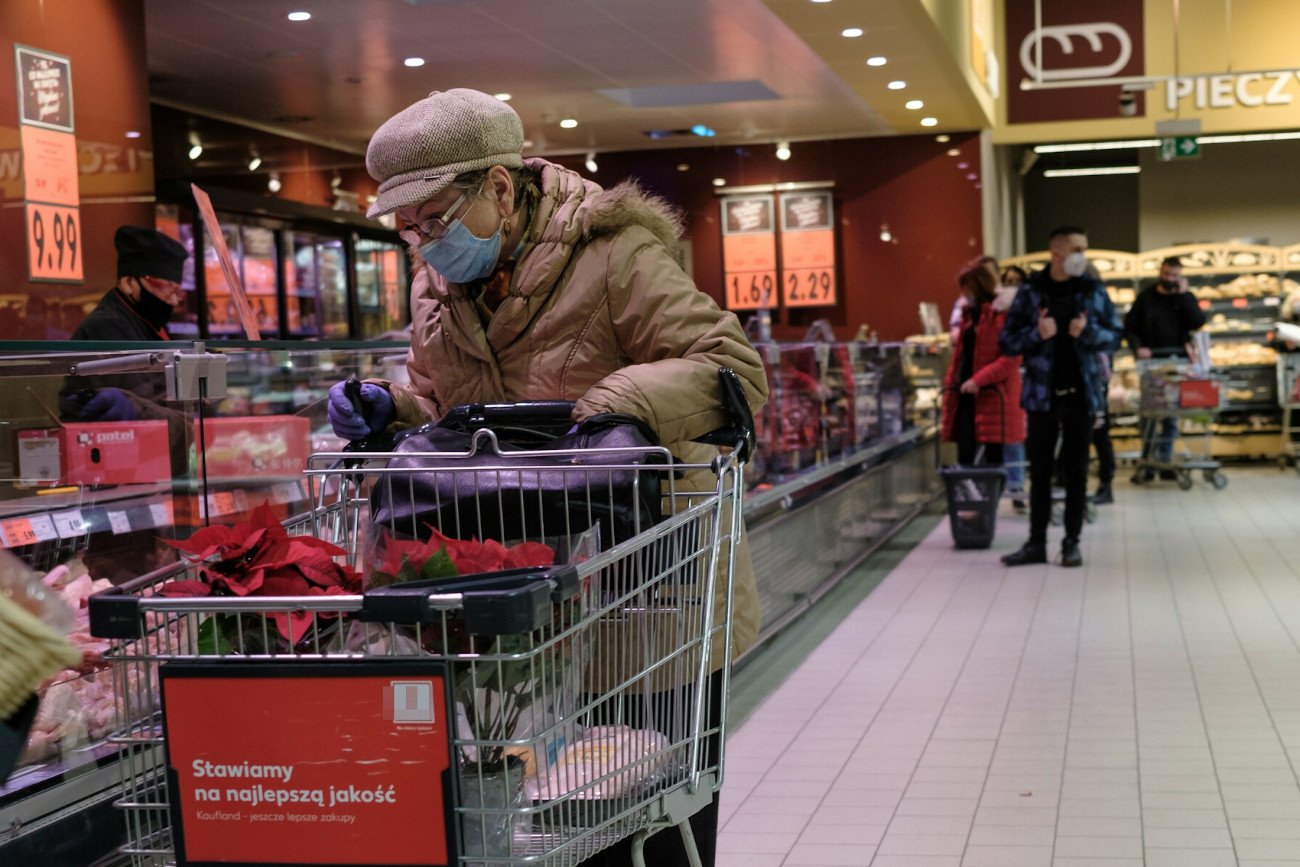 Według Polaków ceny towarów i usług konsumpcyjnych w ciągu roku wzrosły tak naprawdę o prawie 30 proc.