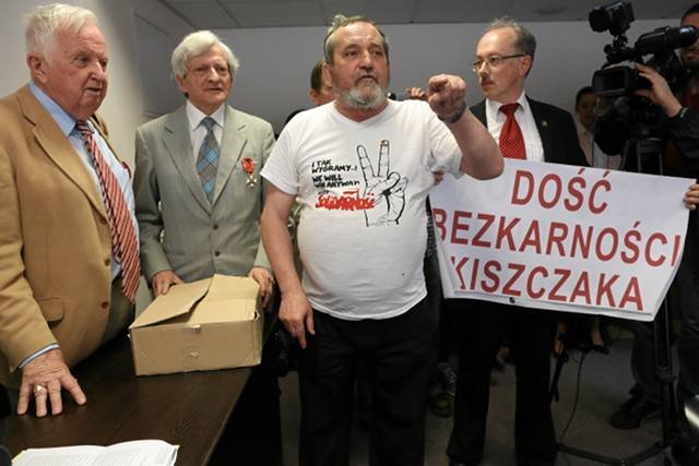 Tortem rzucił w sędzię Zygmunt Miernik ( w koszulce z napisem "Solidarność"). Z prawej strony widoczny jest trzymający transparent Adam Słomka