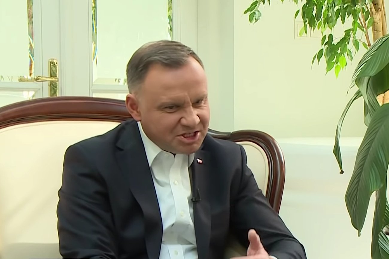 Rysownik Andrzej Rysuje postanowił dołączyć do grona satyrycznych twórców, którzy zainspirowali się słynną mową "Musisz być twardy" Andrzeja Dudy