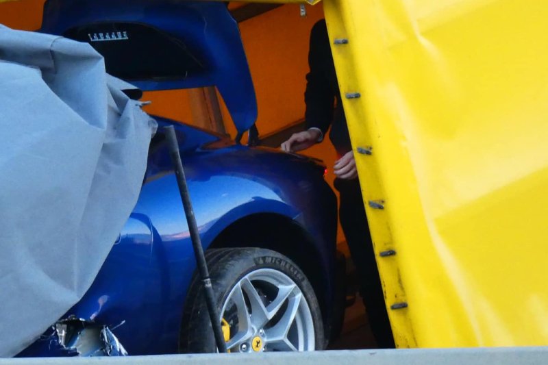 Wypadek ferrari w Warszawie. Samochód rozbity obok salonu