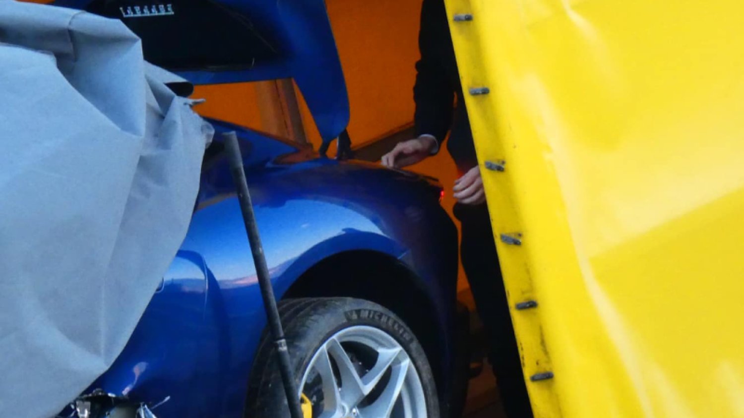 Wypadek ferrari w Warszawie. Samochód rozbity obok salonu