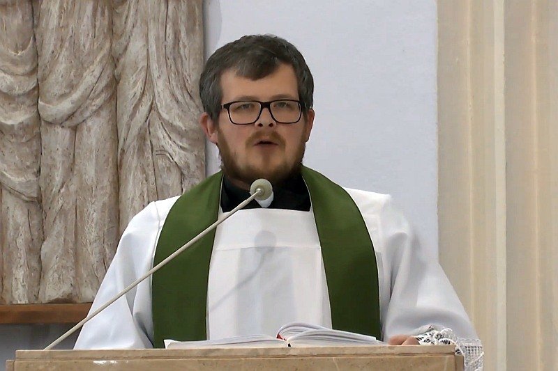 Ksiądz Emil Parafiniuk mądrze tłumaczy, dlaczego wiara nie przeszkadza w respektowaniu reguł epidemicznych. Ksiądz Emil Parafiniuk mądrze tłumaczy, dlaczego wiara nie przeszkadza w respektowaniu reguł epidemicznych.