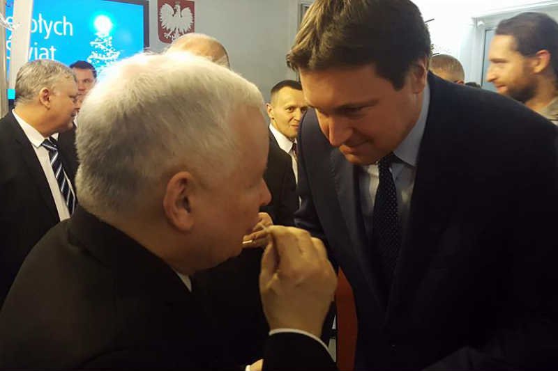 Poseł Łukasz Zbonikowski i Jarosław Kaczyński podczas Wigilii klubu PiS.