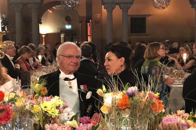 Olga Tokarczuk z królem Szwecji podczas bankietu noblowskiego.