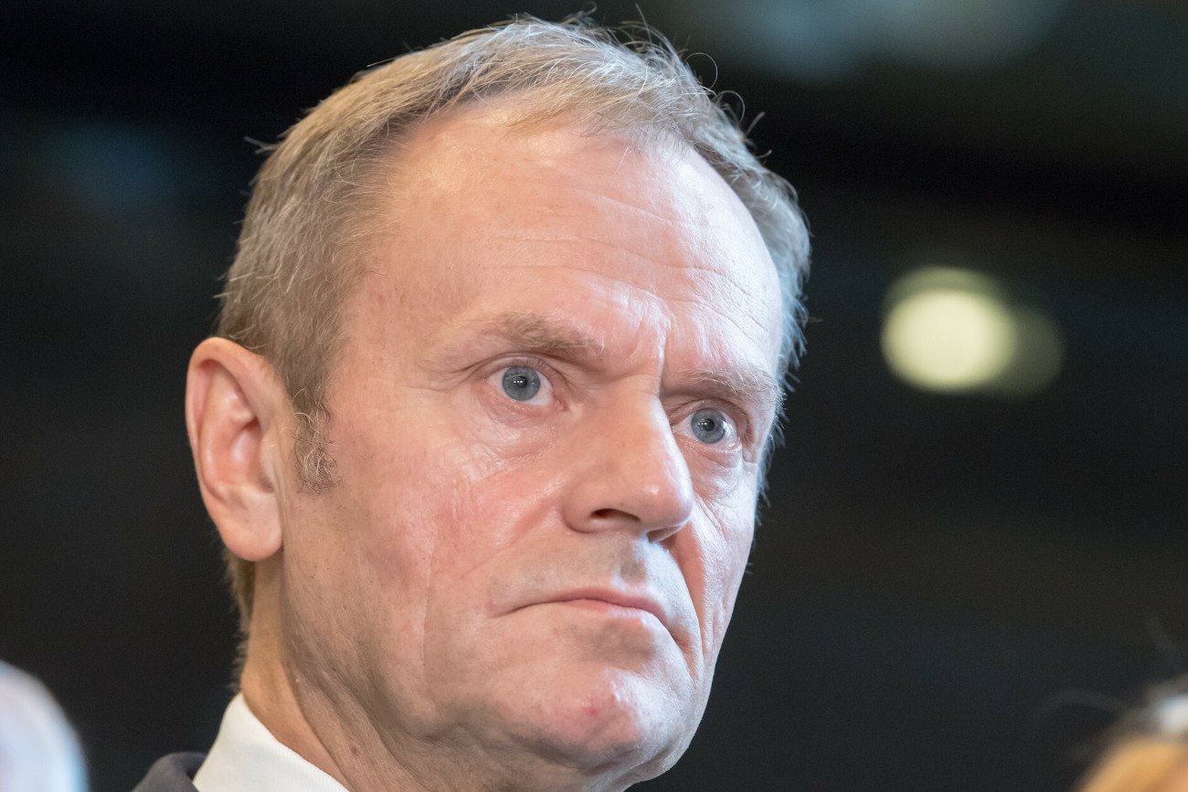 Narodowcy spalili zdjęcie Donalda Tuska podczas Marszu Niepodległości. Lider PO odpowiedział im jednym wymownym zdaniem na Twitterze.