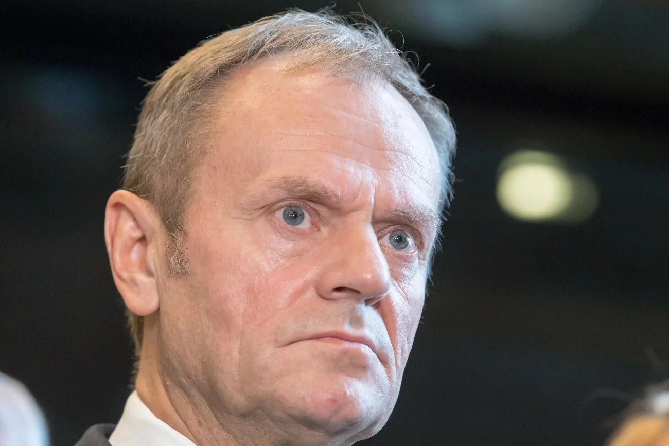 Narodowcy spalili zdjęcie Donalda Tuska podczas Marszu Niepodległości. Lider PO odpowiedział im jednym wymownym zdaniem na Twitterze.